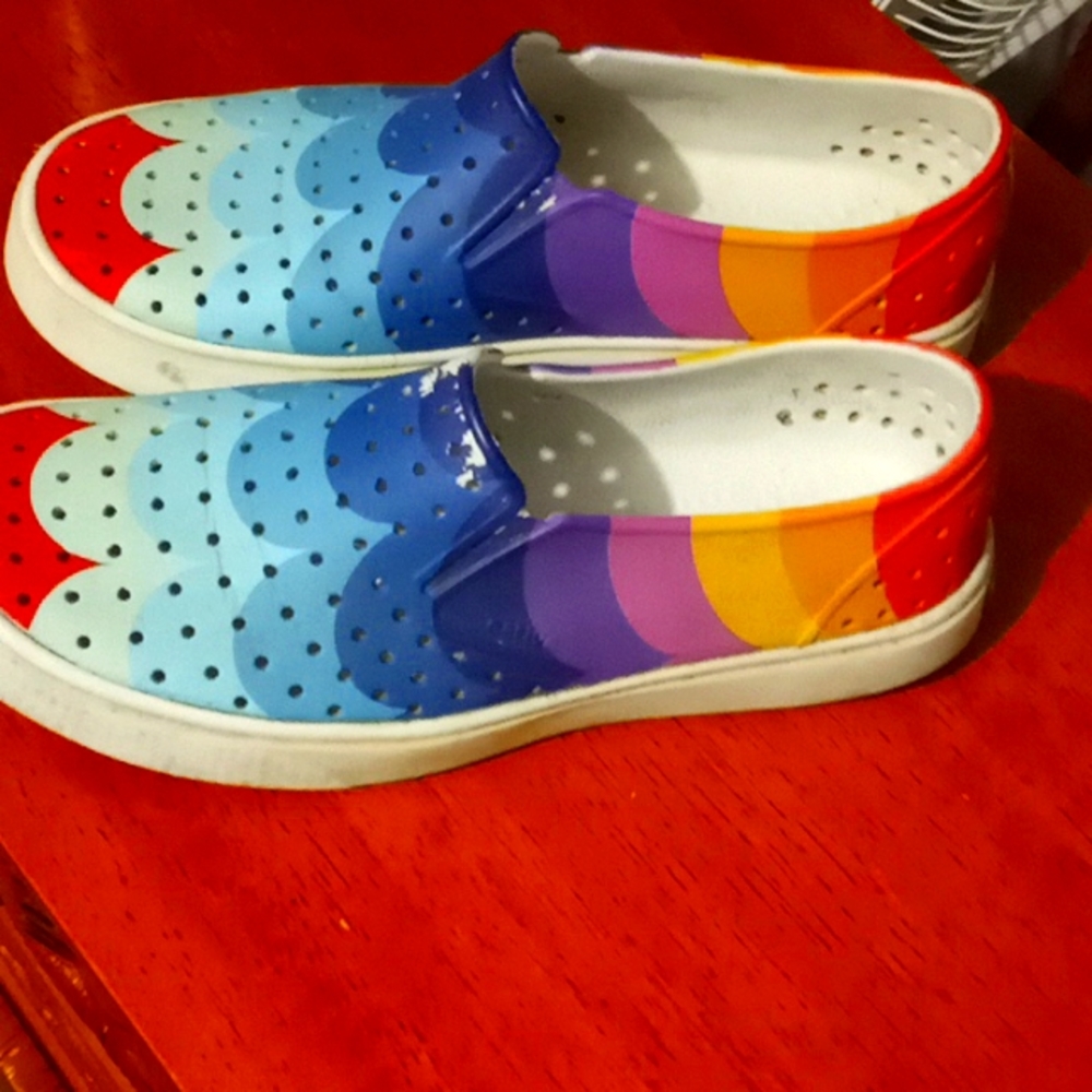 Native men's water shoes size 9